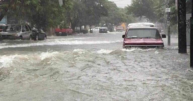 Colapsan avenidas por lluvias