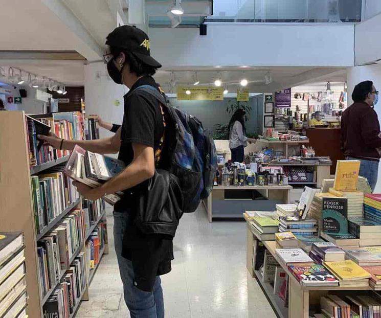 Hacen fila en librería por dos horas 200 personas