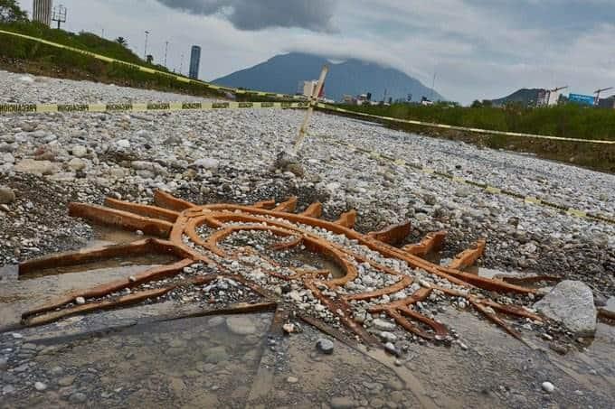 Trabajan día y noche para desenterrar estructura de virgen