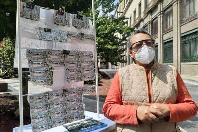 En Palacio Nacional venden cachitos del avión presidencial