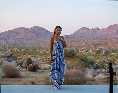 Eiza González se desnuda en pleno desierto