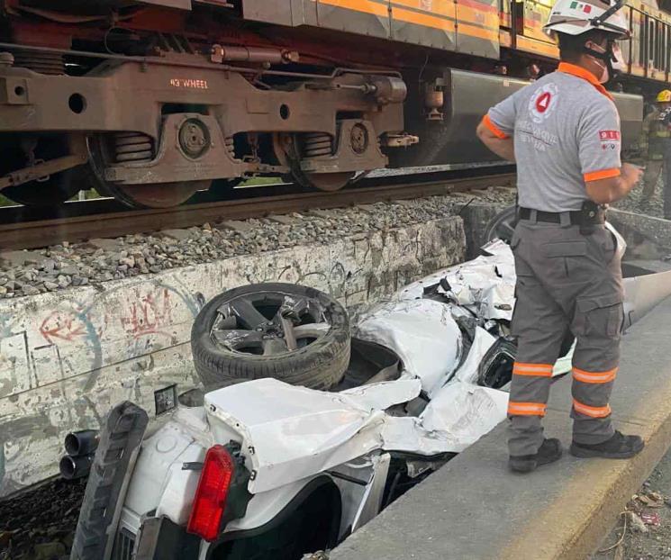 Arrastra ferrocarril a hombre en su auto