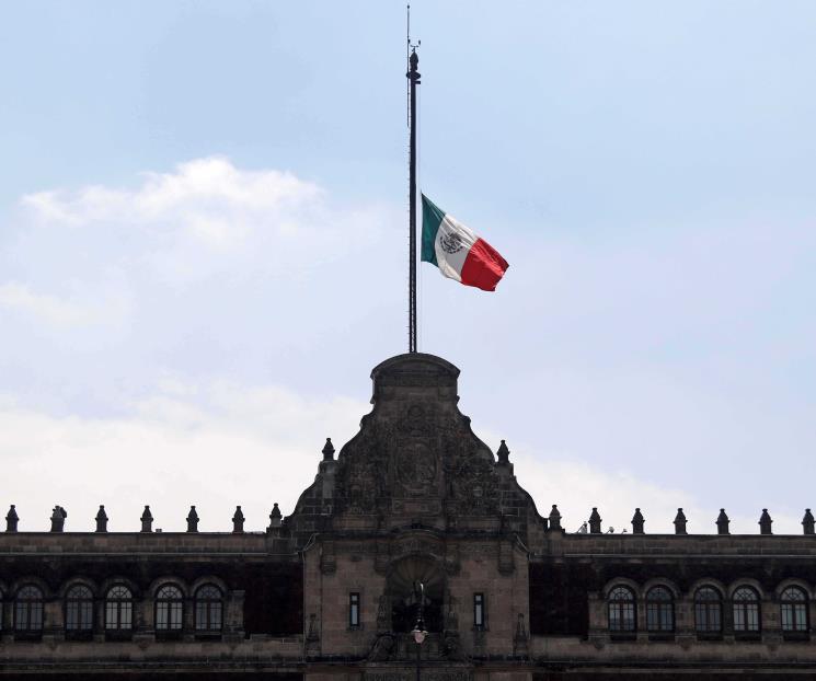 Izan bandera a media asta en Zócalo por muertos de Covid