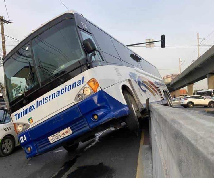 Queda autobús de ladito