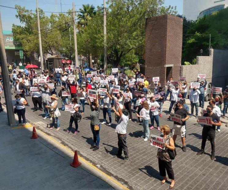 Exigen abrir salones Exigen abrir salones