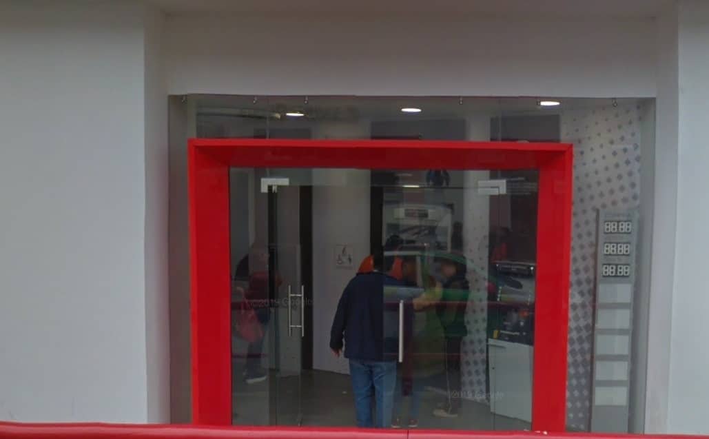 La envolvieron y le cambiaron un sobre de papeles recortados por el dinero que acaba de retirar