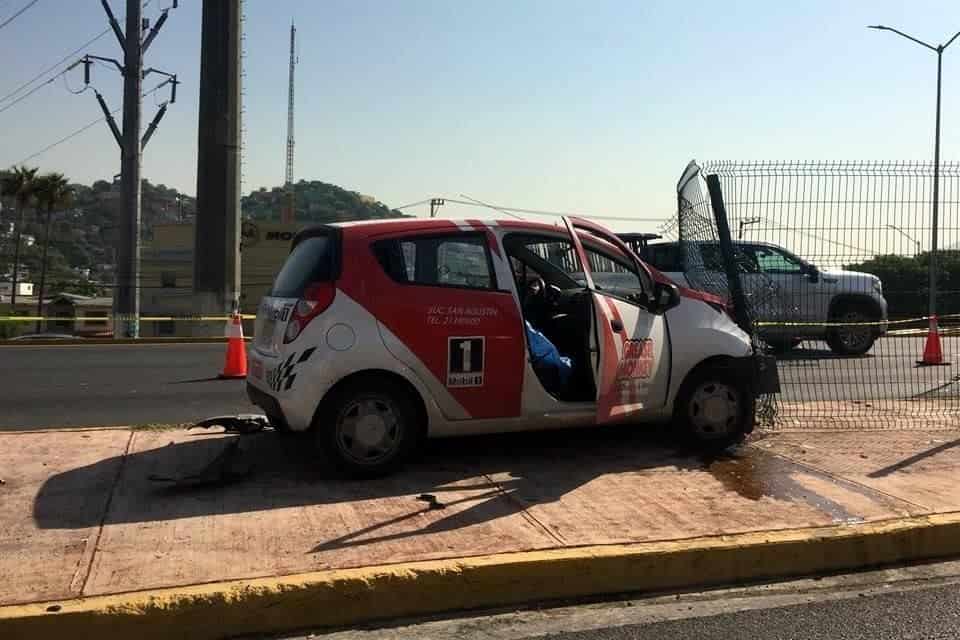 Perdió la vida al estrellar su vehículo contra un soporte publicitario