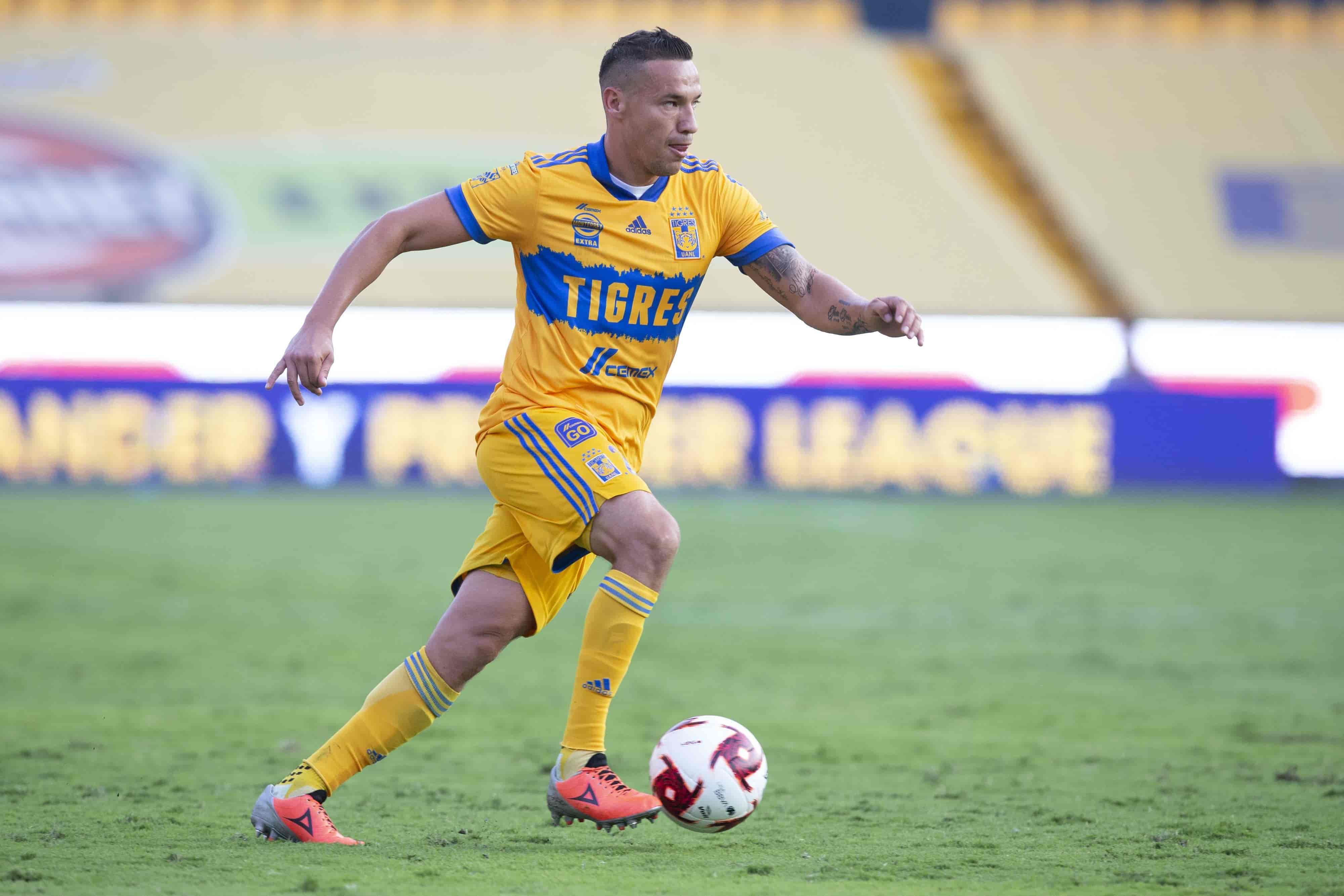 Dueñas manejando el balón