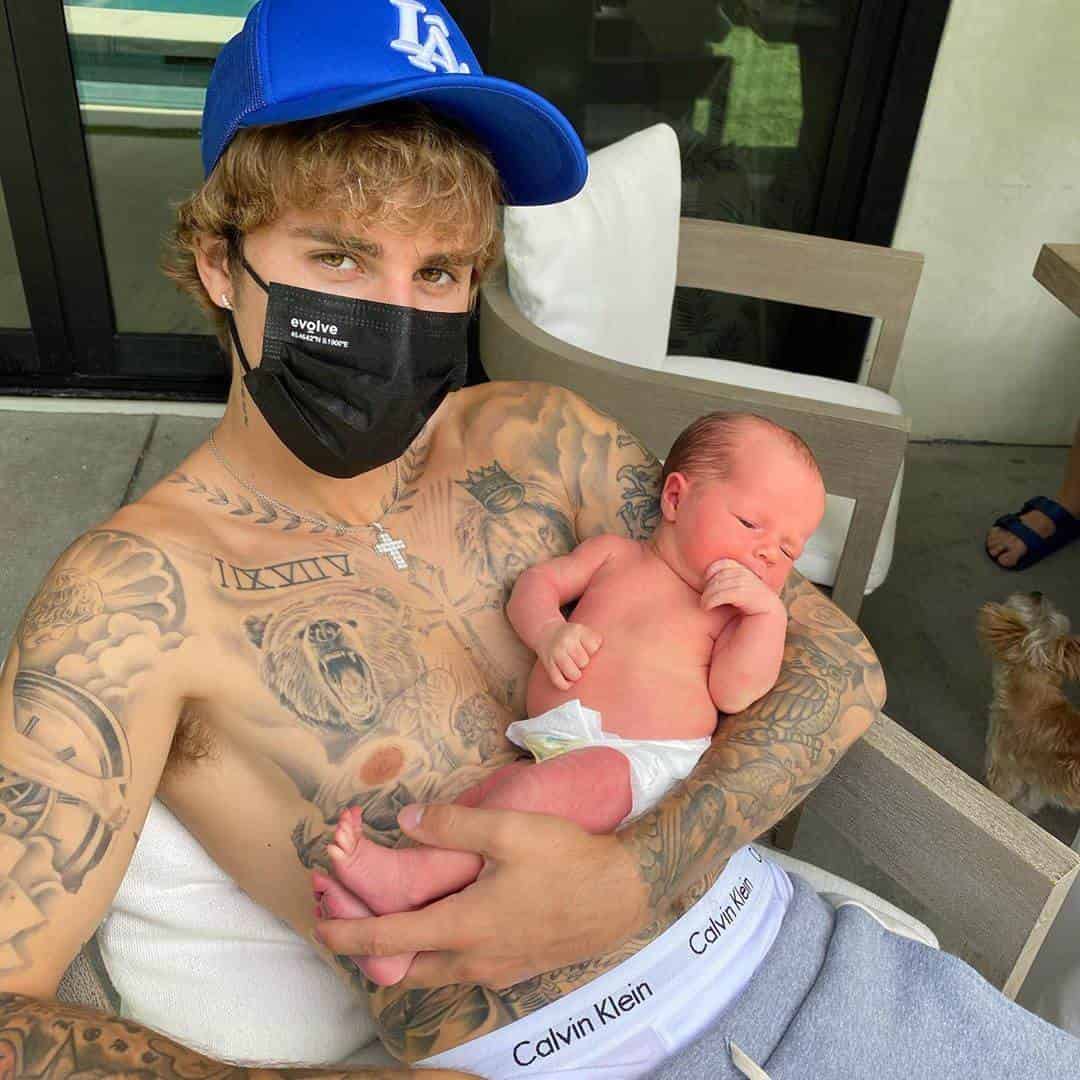 Justin Bieber deja ver su lado más tierno con un bebé