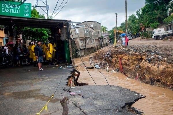 Reportan más de 20 muertos en el Caribe tras paso de Laura
