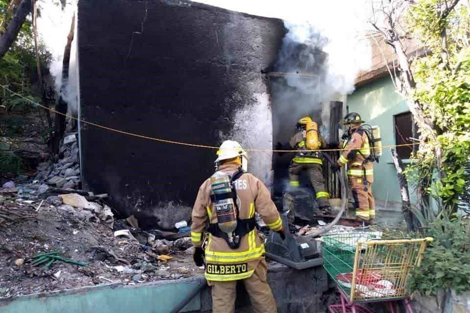 El hombre que al parecer sufre de sus facultades mentales, provocó un incendio en su casa