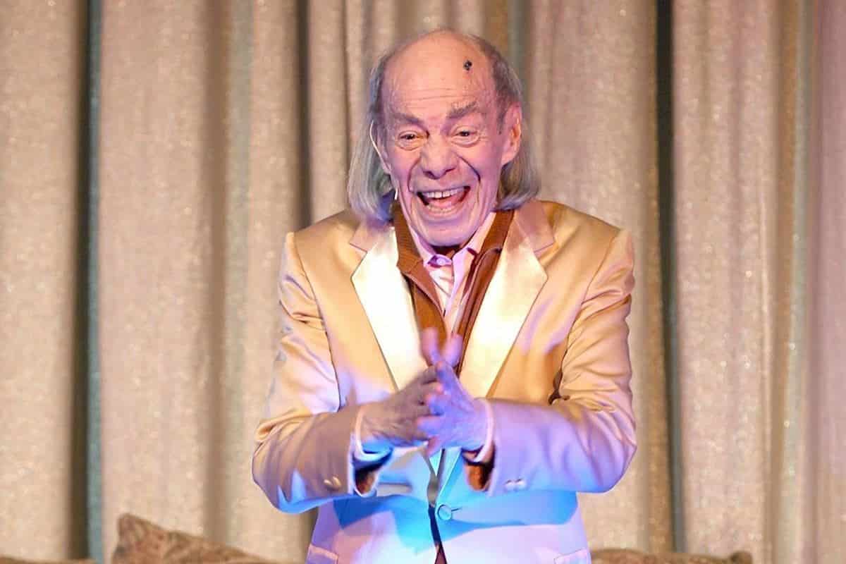 También realizó teatro