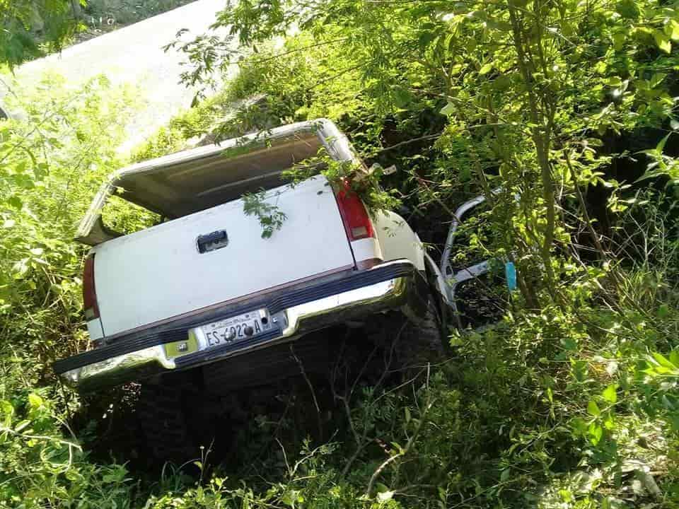 Terminaron con lesiones de consideración al desbarrancarse su camioneta