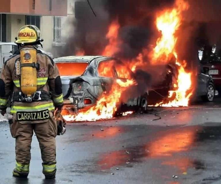 Cae cable de CFE e incendia autos