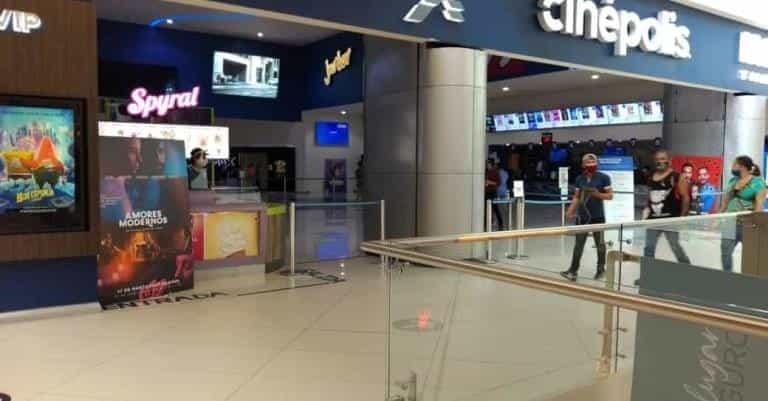 Lucen llenas plazas comerciales; cines tienen poca afluencia