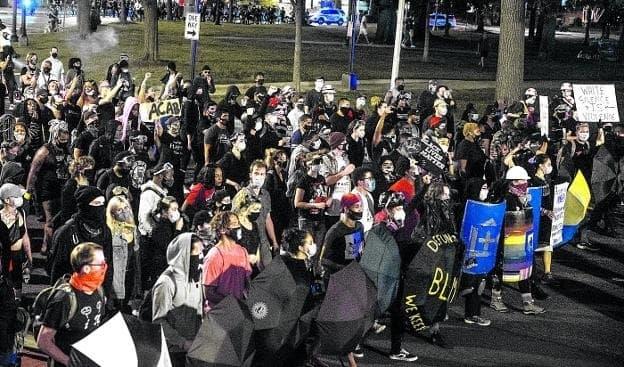 Enfrentan manifestantes a milicias blancas