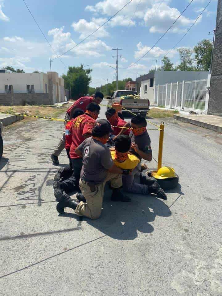 Rescatan a perro de fondo de noria