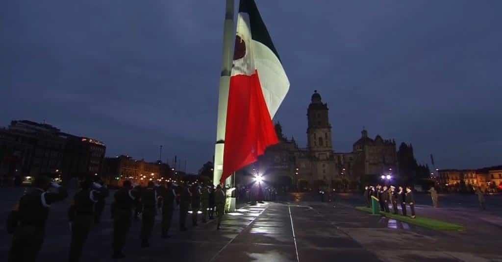 AMLO iza bandera a media asta por víctimas de los sismos