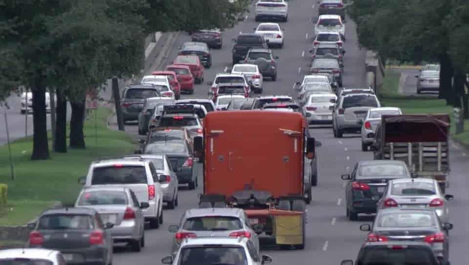Siguen regios saturando la Carretera Nacional