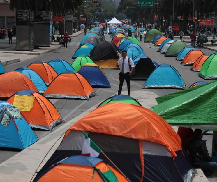 Cansados y mojados. Así amaneció plantón de frente Anti-AMLO