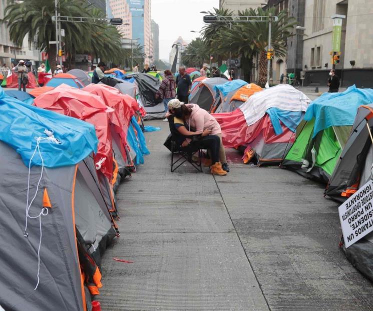 Se llevan indigentes casas de campaña Se llevan indigentes casas de campaña