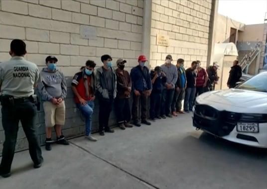 Detienen a 4 polleros con 11 migrantes