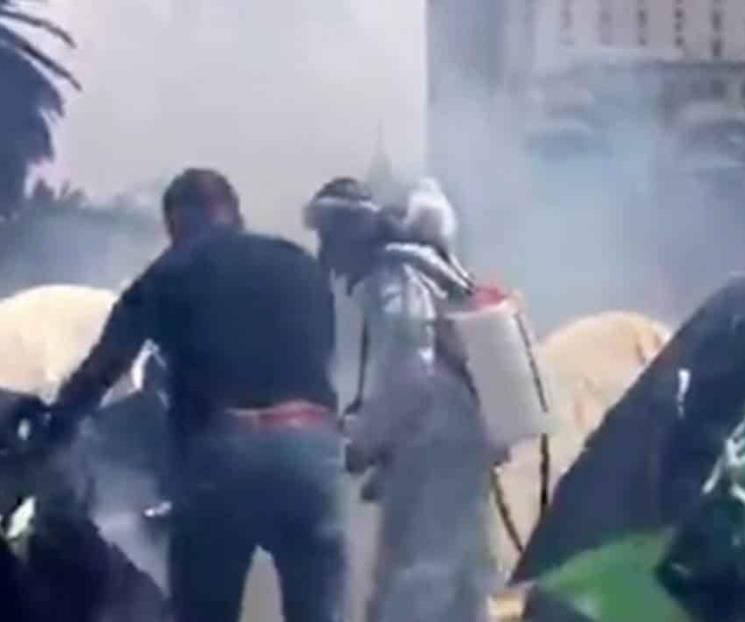 Sanitizan plantón y llegan simpatizantes de AMLO Sanitizan plantón y llegan simpatizantes de AMLO