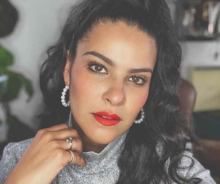 Con un beso a otra mujer, Litzy celebra inclusión LGBT+