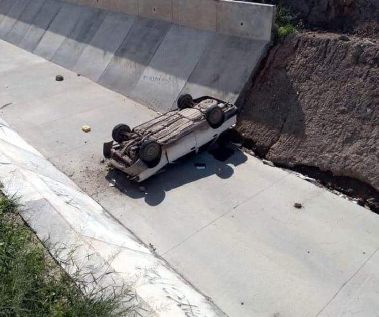 Abandonan auto en canalón