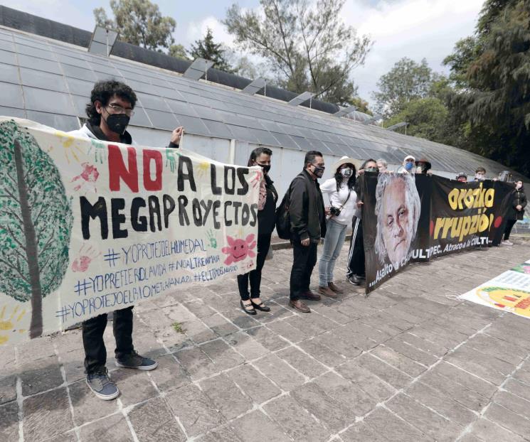 Cadena humana en defensa del orquideario de Chapultepec