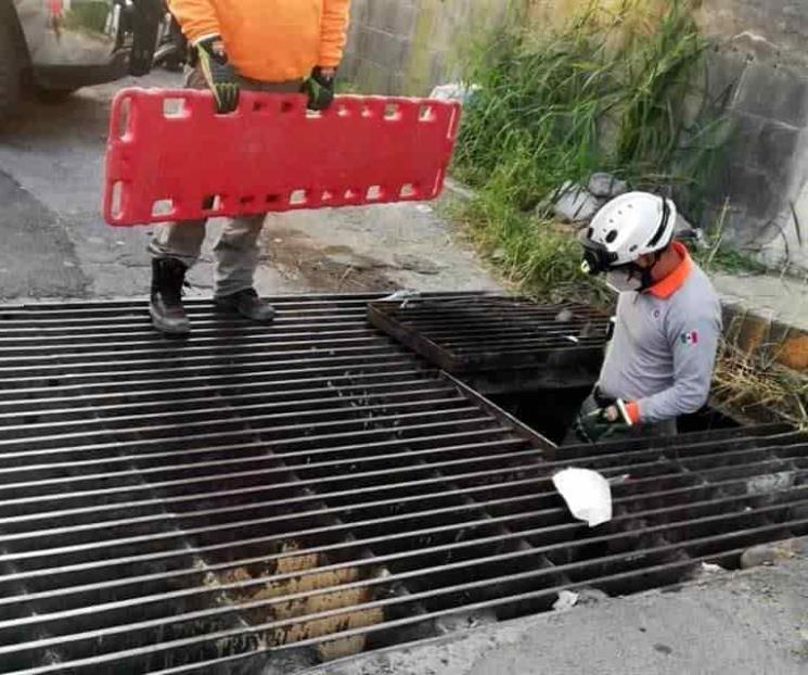 Rescatan a indigente atrapado en drenaje