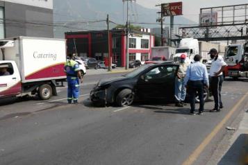 Vuelca revolvedora tras sufrir ponchaduras
