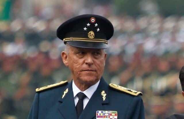 Cienfuegos se presentó con saco y cubrebocas a su audiencia