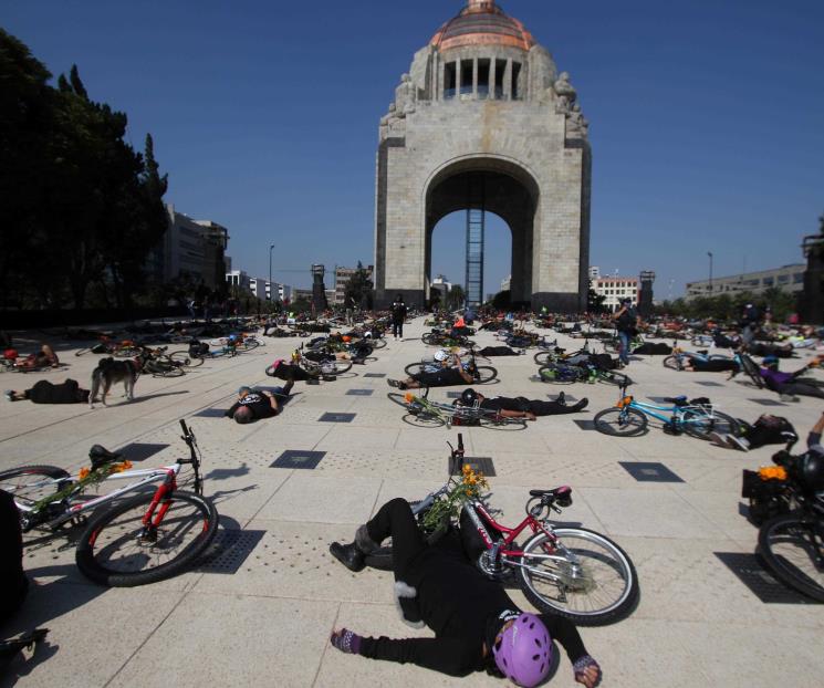 Con un performance, ciclistas exigen respeto