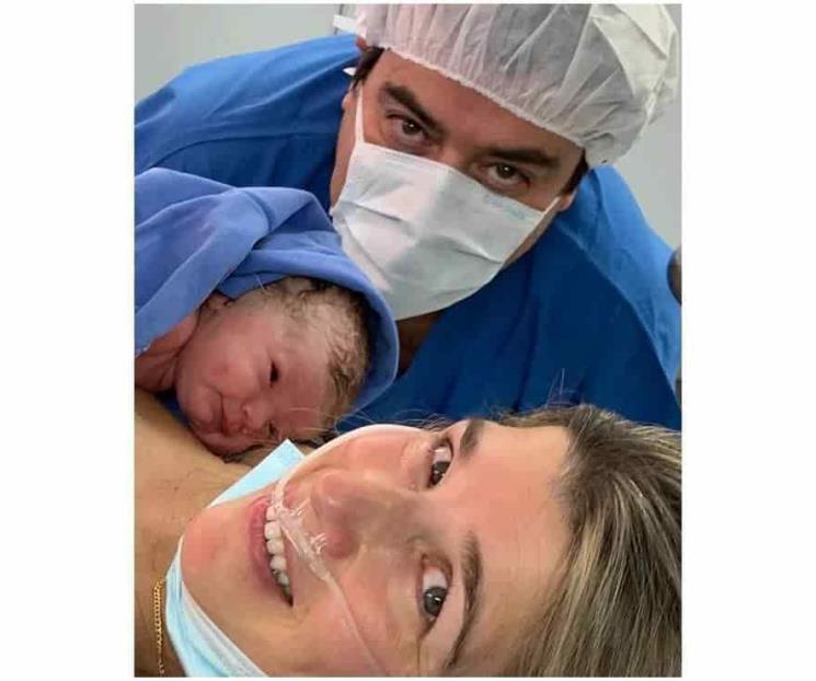 El Burro Van Rankin presume a bebé recién nacida