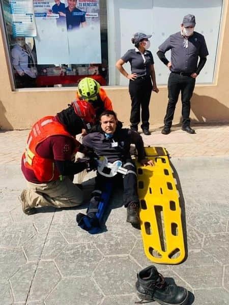 Derrapa en su moto y sale herido