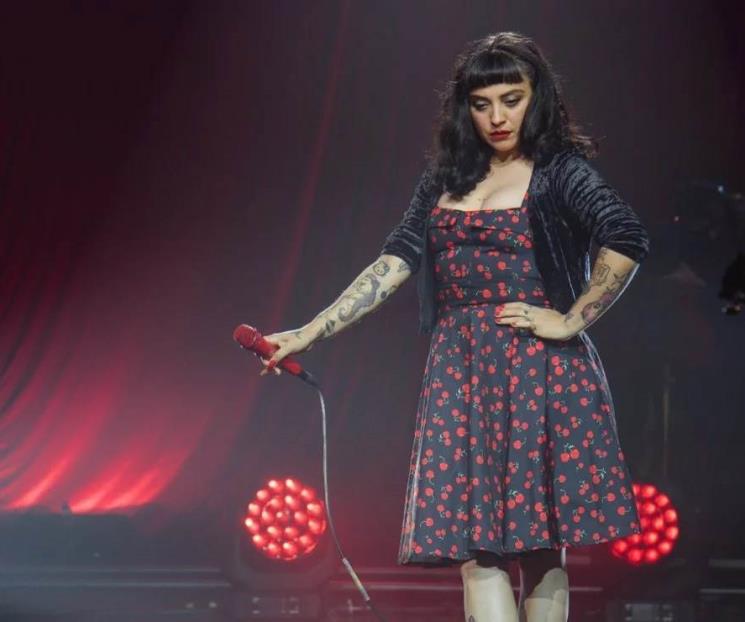 Mon Laferte transmite romántico y extraño concierto