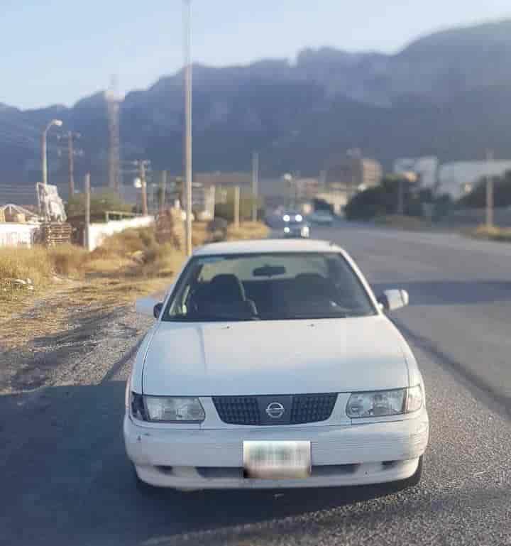 Detienen a 3 en auto robado