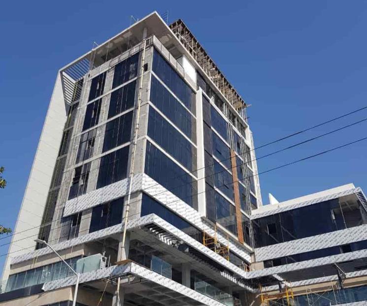 Cae trabajador 20 metros en edificio
