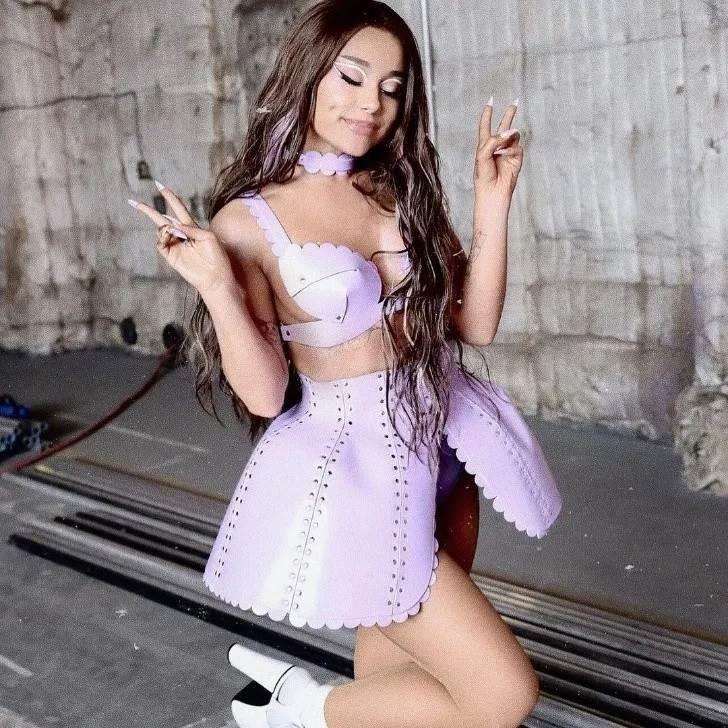 Ariana Grande deja de lado su alta coleta