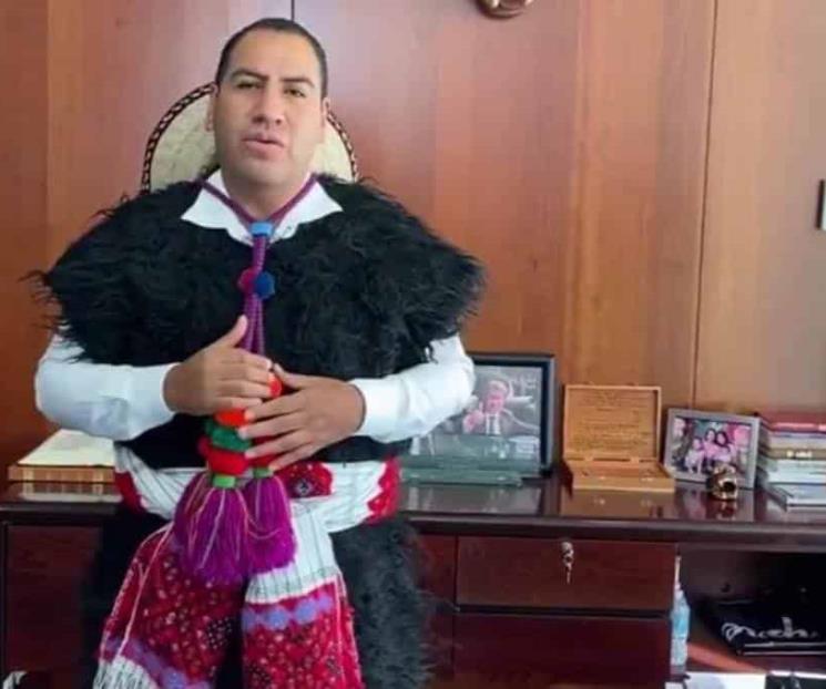 Presidente del Senado asiste a sesión con traje típico Presidente del Senado asiste a sesión con traje típico