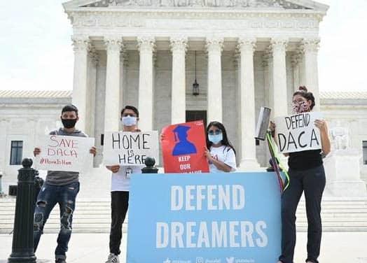 Juez de EU ordena a administración de Trump restaurar DACA