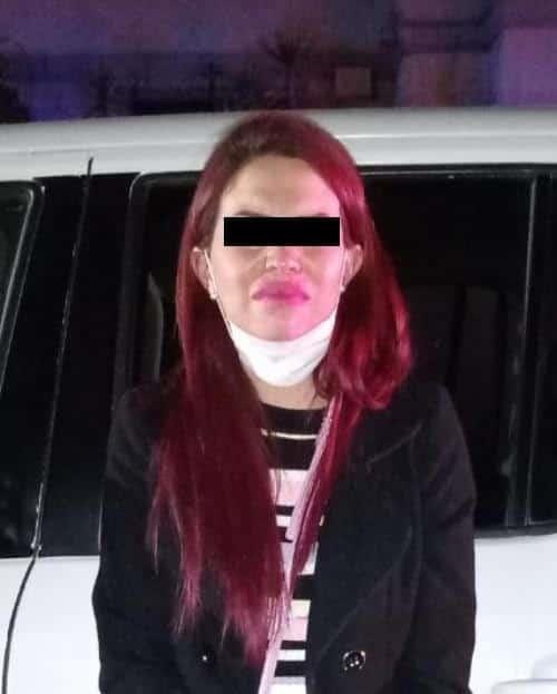 Maneja camioneta con placas colgadas Maneja camioneta con placas colgadas