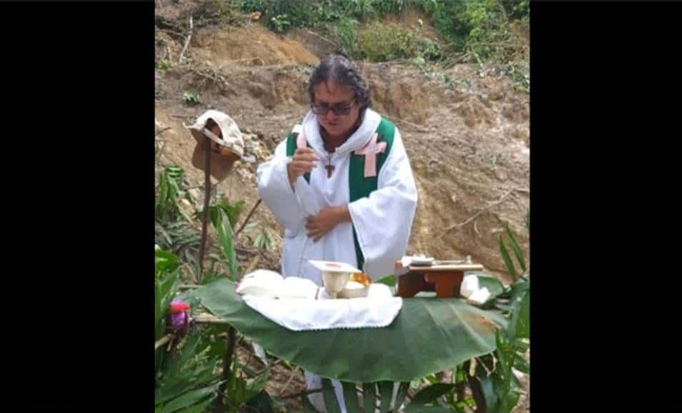 Sacerdote oficia misa tras huracanes que azotaron Honduras Sacerdote oficia misa tras huracanes que azotaron Honduras