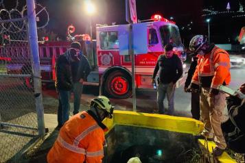 Cae jovencita a alcantarilla