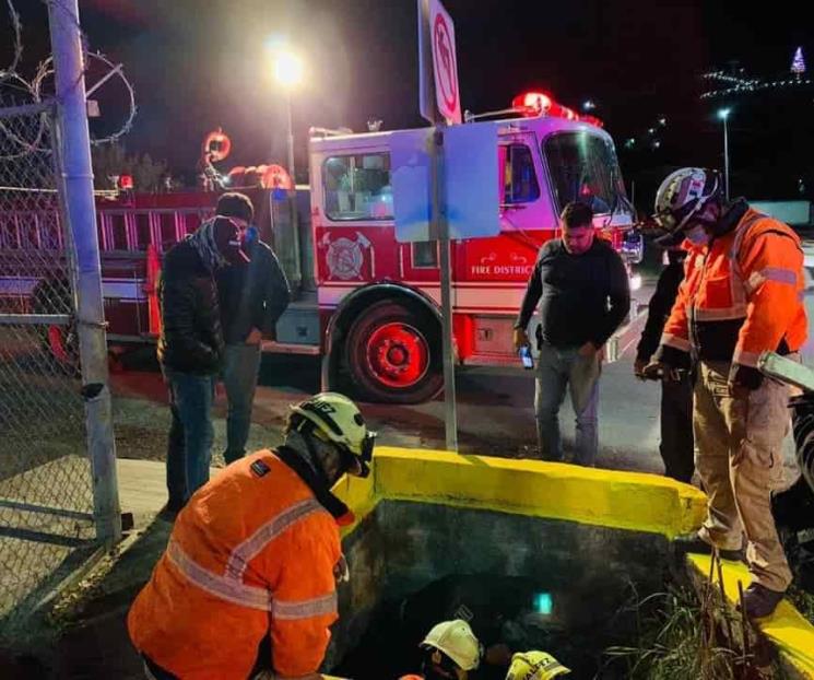 Cae jovencita a alcantarilla