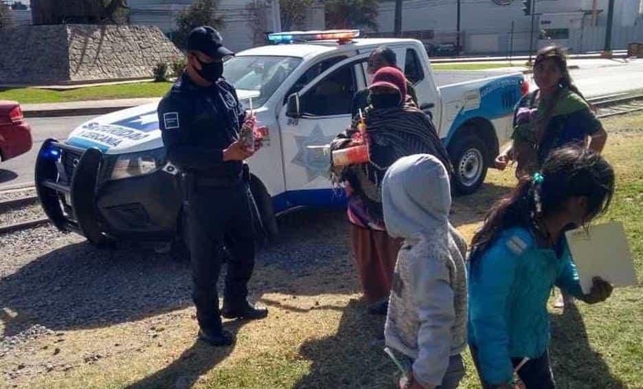 Llevan policías de SC obsequios a niños Llevan policías de SC obsequios a niños