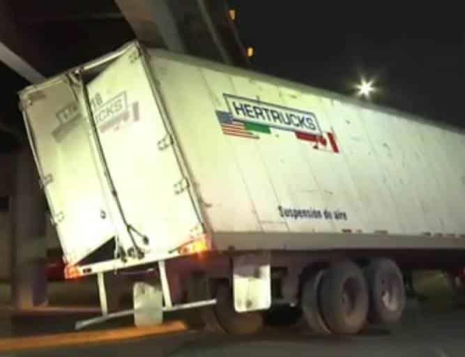 Trailero atora caja bajo puente de Gonzalitos