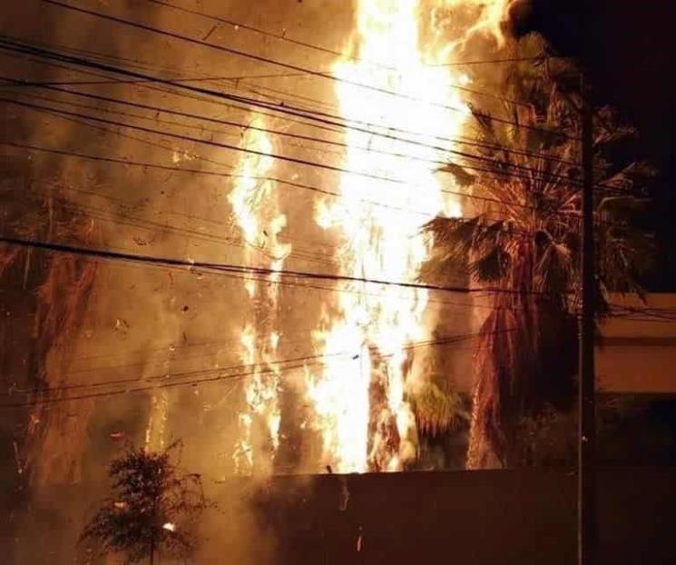 Provocan incendio con pirotecnia Provocan incendio con pirotecnia