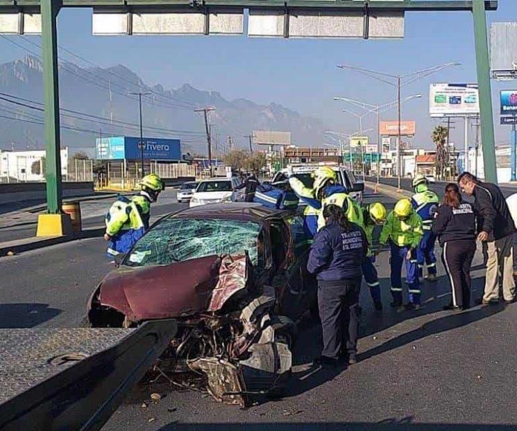 Impacta auto contra señalamiento vial Impacta auto contra señalamiento vial